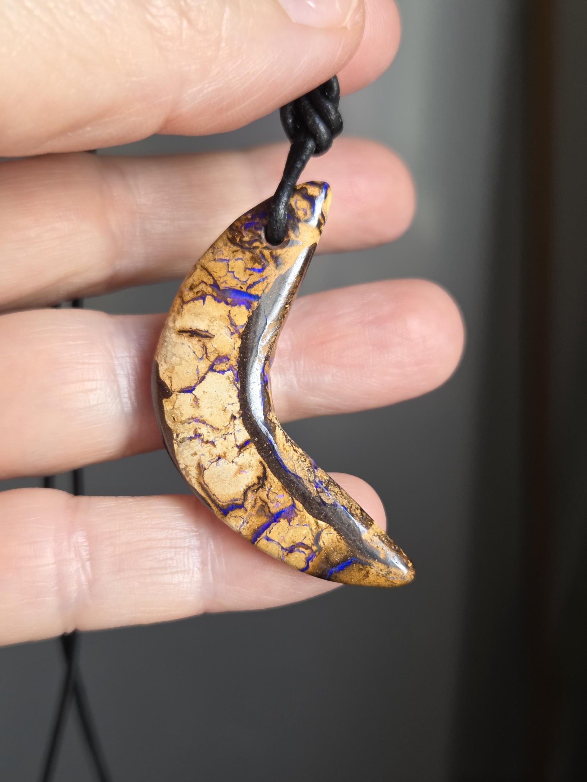 Boulder Opal, Boulderopal Anhänger, "Lila Bumerang", 46 x 15 x 7 mm, gebohrt, an verstellbarem Lederband