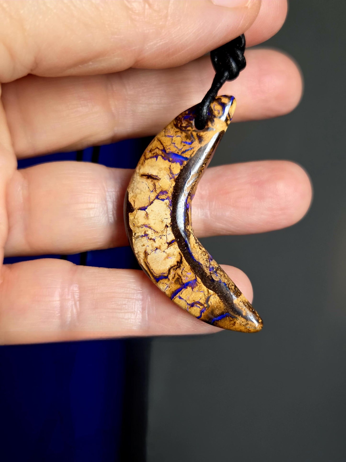 Boulder Opal, Boulderopal Anhänger, "Lila Bumerang", 46 x 15 x 7 mm, gebohrt, an verstellbarem Lederband