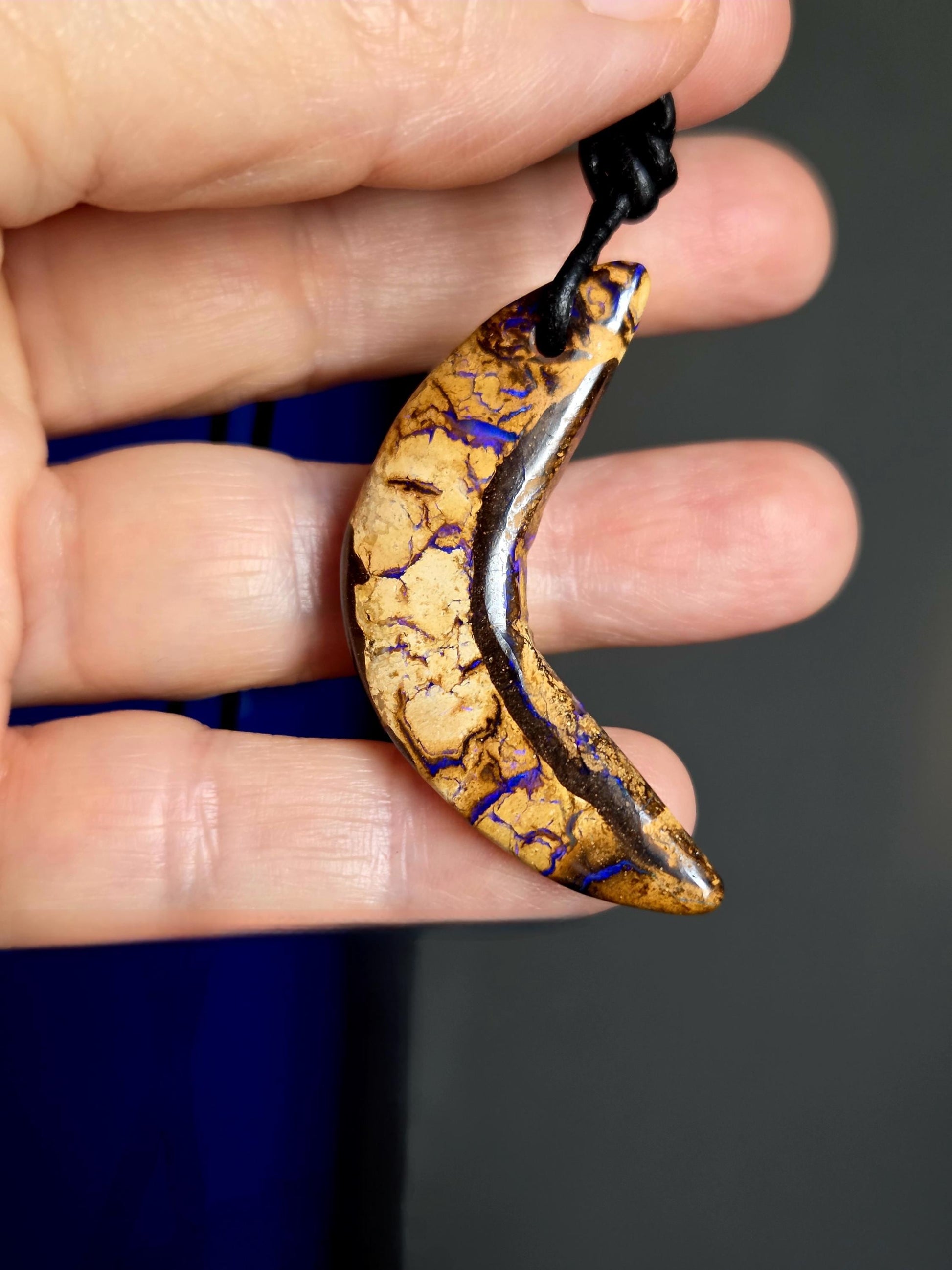 Boulder Opal, Boulderopal Anhänger, "Lila Bumerang", 46 x 15 x 7 mm, gebohrt, an verstellbarem Lederband