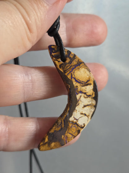 Boulder Opal, Boulderopal Anhänger, "Lila Bumerang", 46 x 15 x 7 mm, gebohrt, an verstellbarem Lederband