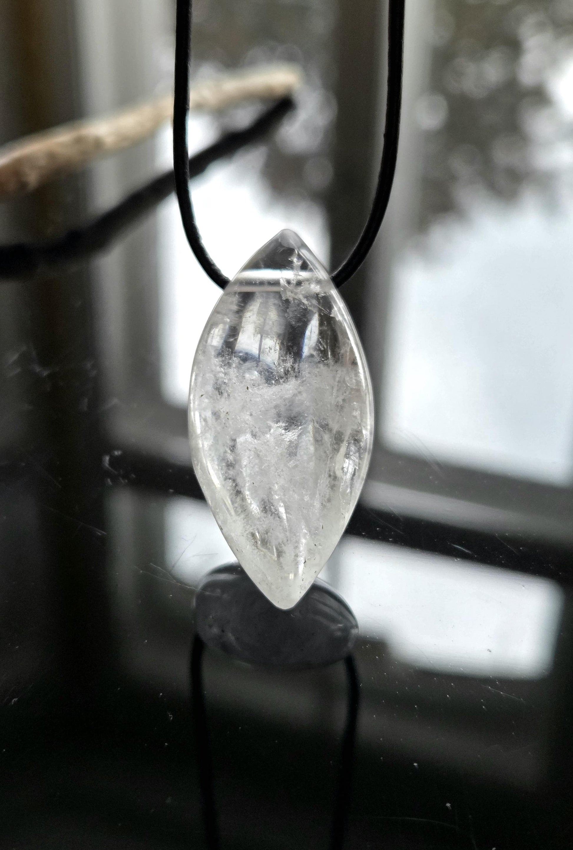 Bergkristall Phantomquarz Anhänger, Navette förmig, 42 x 22 x 12 mm, gebohrt, an verstellbarem Lederband, Mont Blanc