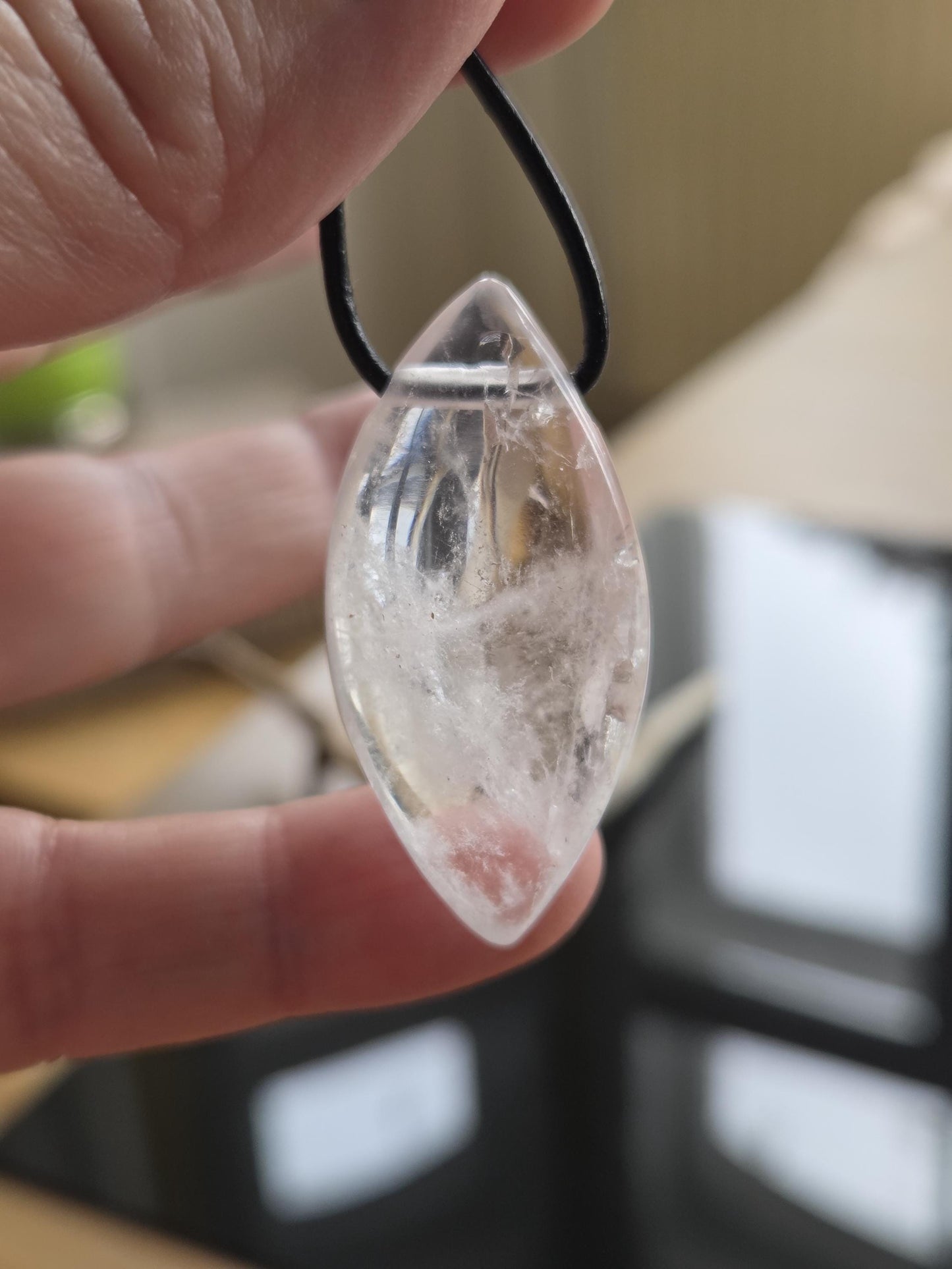 Bergkristall Phantomquarz Anhänger, Navette förmig, 42 x 22 x 12 mm, gebohrt, an verstellbarem Lederband, Mont Blanc