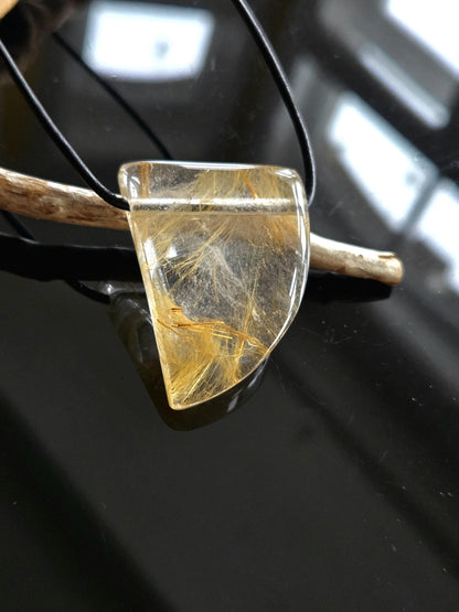 Gold Rutil Quarz Goldrutilquarz Anhänger, 39 x 29 x 10 mm, an verstellbarem Lederband, Hochwertige Qualität Brasilien