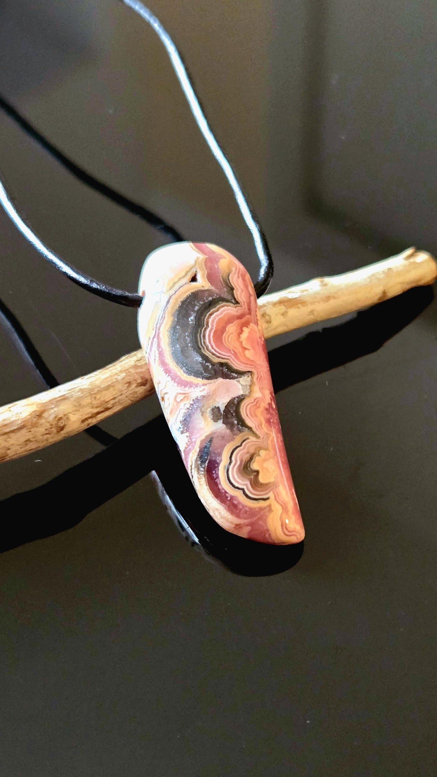 Traumhafter Rhodochrosit Anhänger, 39 x 15 x 8 mm, gebohrt, an verstellbarem Lederband