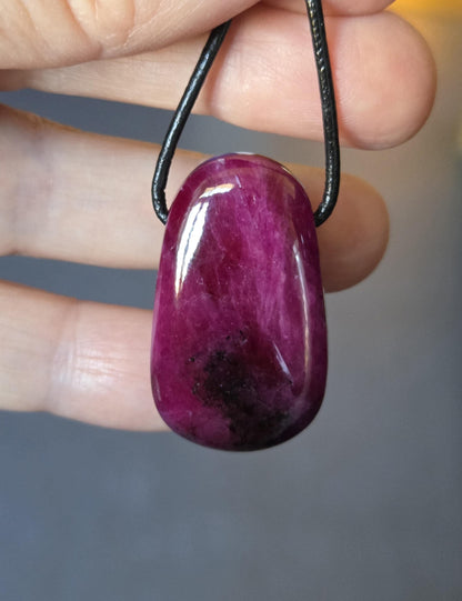 Magischer Rubin Kristall Vollstein Anhänger, 34 x 19 x 10 mm, gebohrt, an verstellbarem Lederband