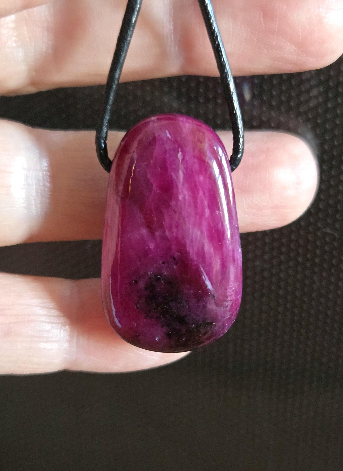 Magischer Rubin Kristall Vollstein Anhänger, 34 x 19 x 10 mm, gebohrt, an verstellbarem Lederband