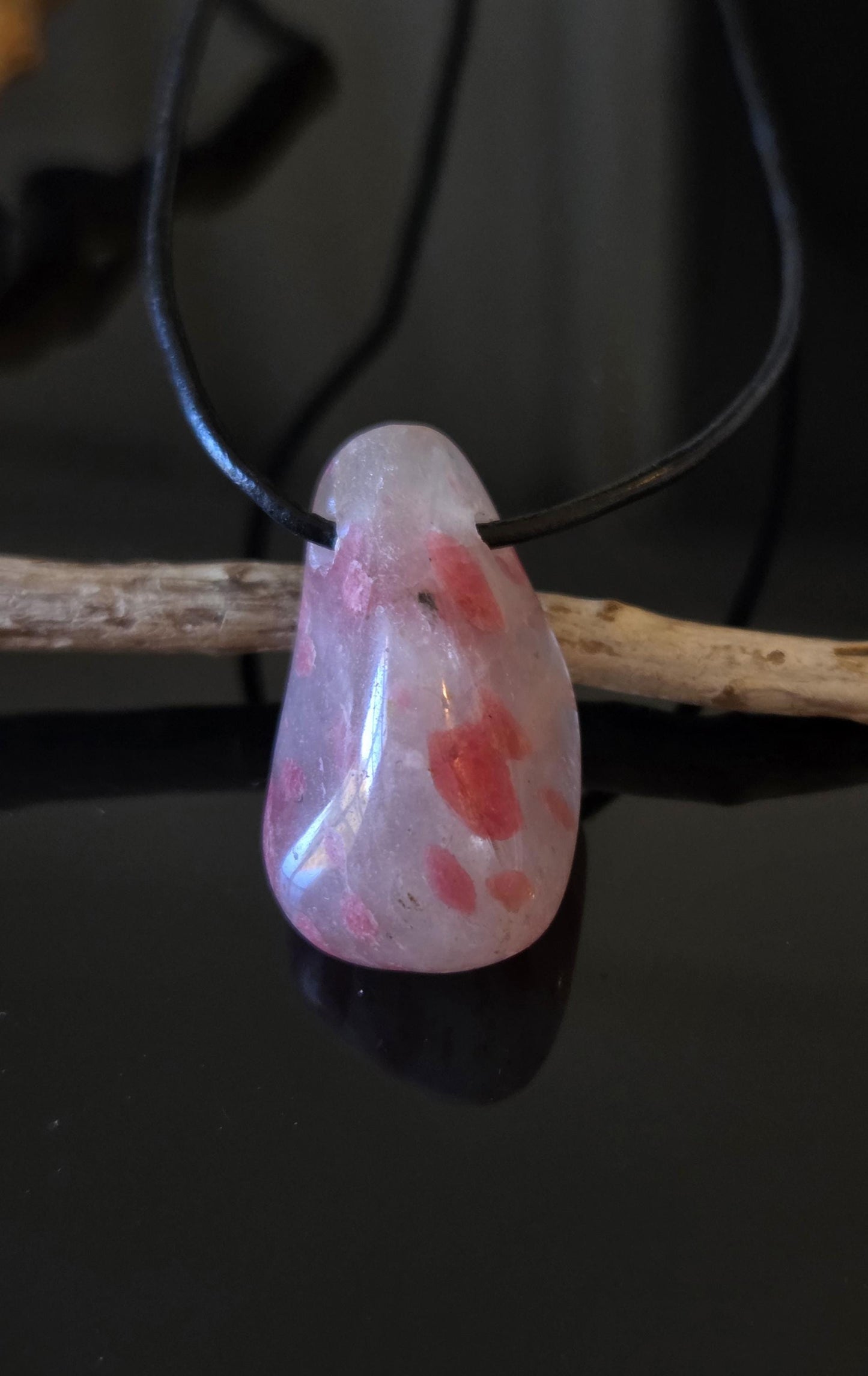 Rhodonit in Quarz Anhänger, 32 x 18 x 16 mm, gebohrt, an verstellbarem Lederband