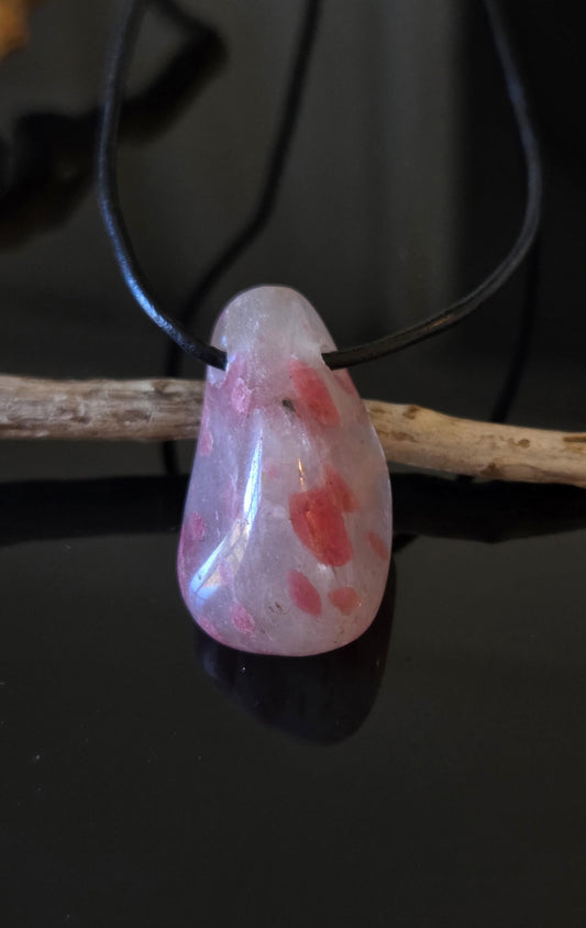 Rhodonit in Quarz Anhänger, 32 x 18 x 16 mm, gebohrt, an verstellbarem Lederband