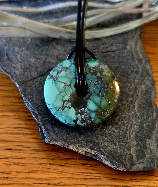 Türkis grün blau Anhänger Donut , 27 x 27 x 11 mm, an verstellbarem Lederband