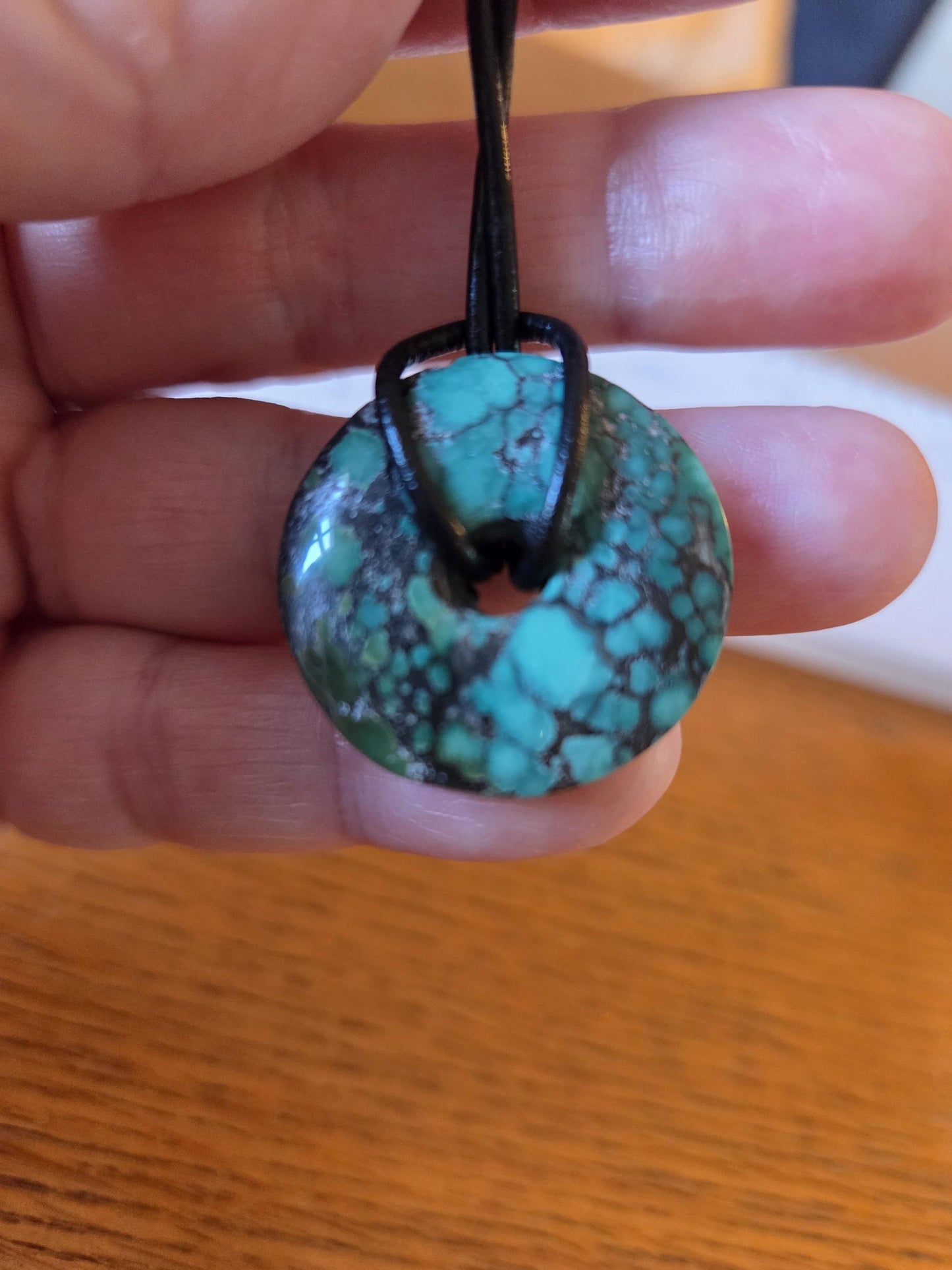 Türkis grün blau Anhänger Donut , 27 x 27 x 11 mm, an verstellbarem Lederband