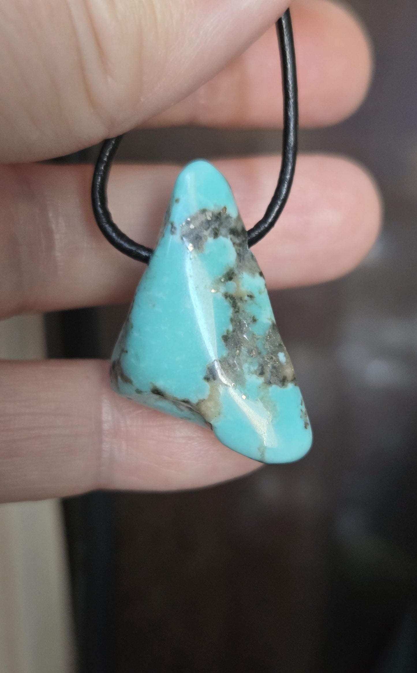 Türkis Anhänger, 31 x 20 x 13 mm, gebohrt, an verstellbarem Lederband