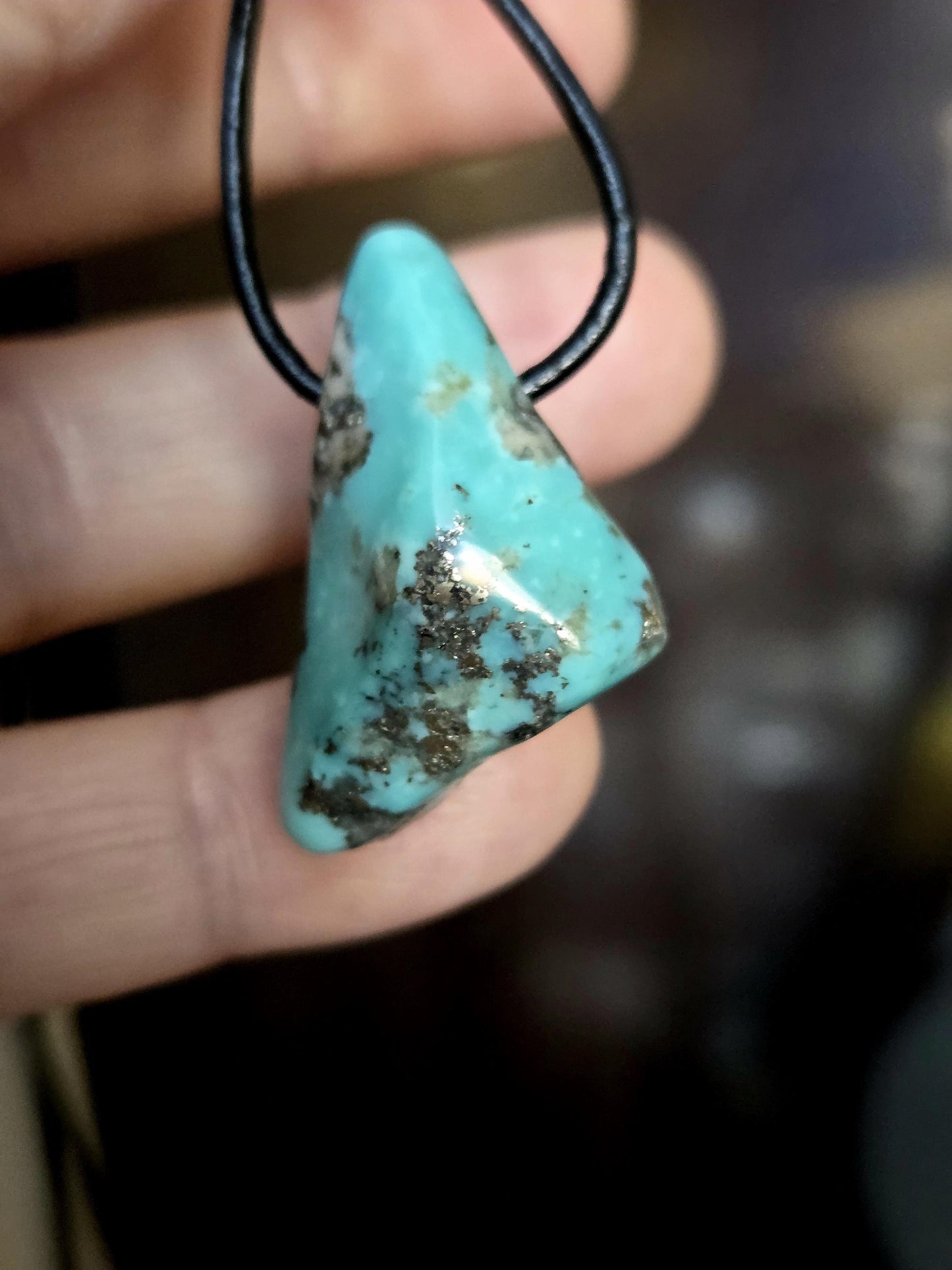 Türkis Anhänger, 31 x 20 x 13 mm, gebohrt, an verstellbarem Lederband