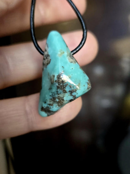 Türkis Anhänger, 31 x 20 x 13 mm, gebohrt, an verstellbarem Lederband