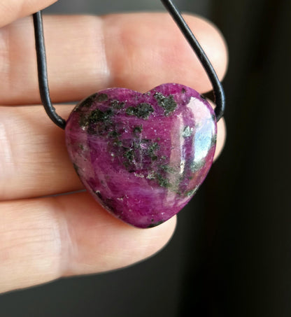 Magischer Rubin Kristall Vollstein Anhänger Herz herzförmig, 25 x 26 x 11 mm, gebohrt, an verstellbarem Lederband