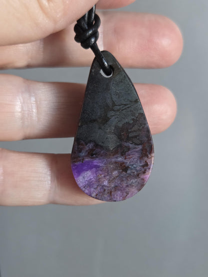 Magischer Sugilith Anhänger tropfenförmig, 39 x 23 x 7 mm, gebohrt, an verstellbarem Lederband