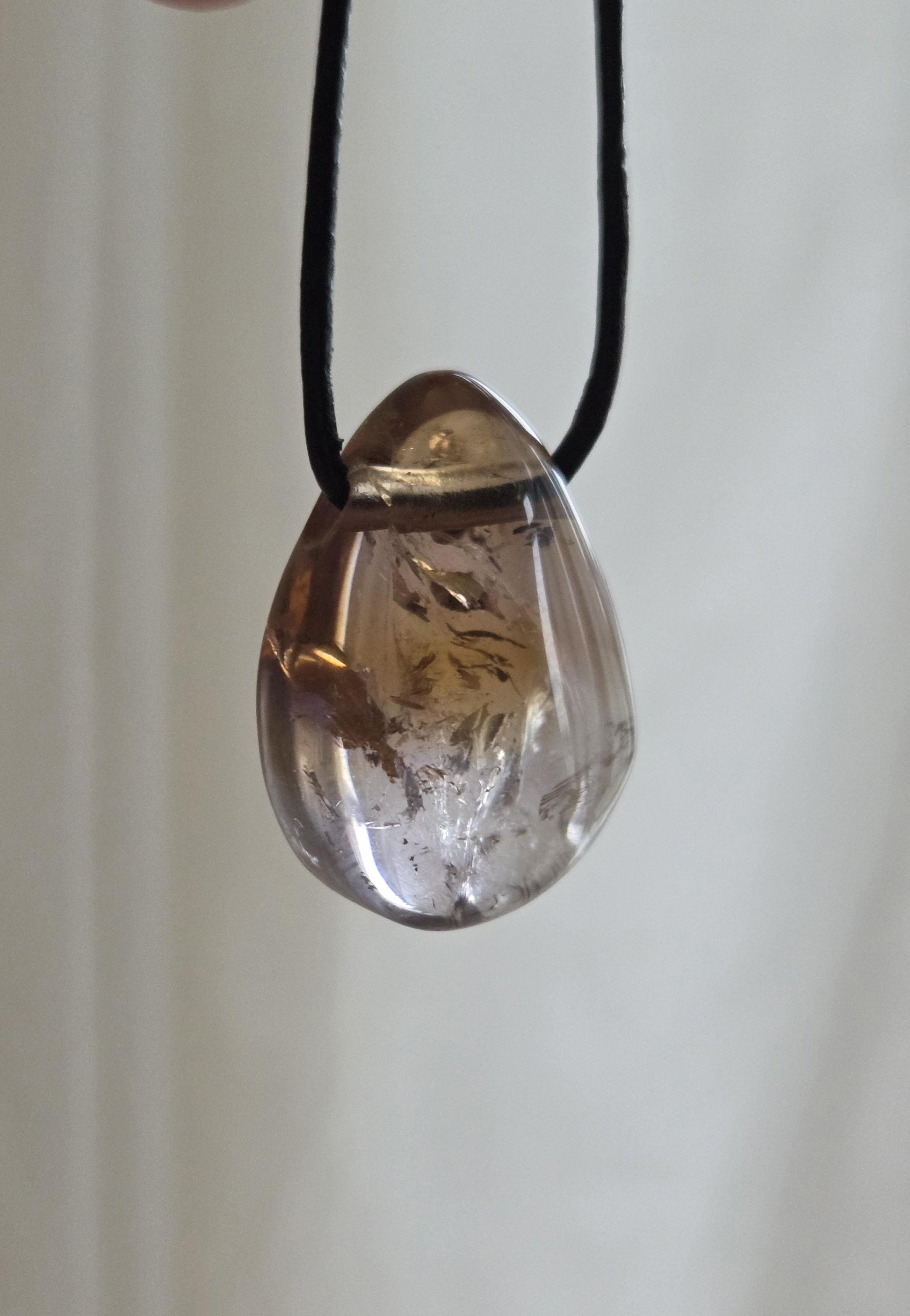 Ametrin Anhänger Amethyst mit Citrin, 30 x 21 x 12 mm, gebohrt, am Lederband, selten geworden!
