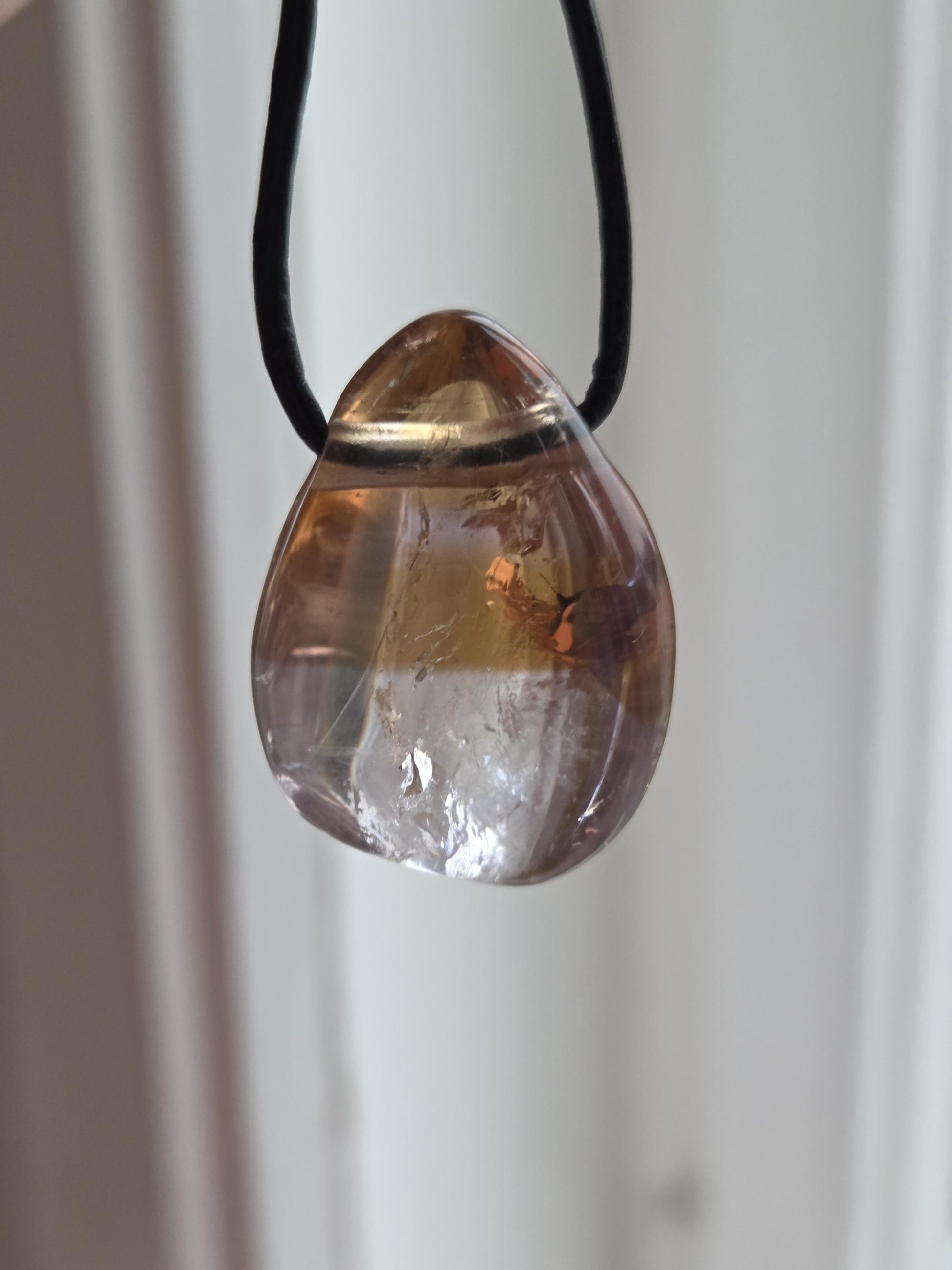 Ametrin Anhänger Amethyst mit Citrin, 30 x 21 x 12 mm, gebohrt, am Lederband, selten geworden!
