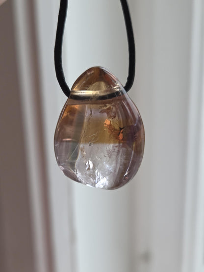 Ametrin Anhänger Amethyst mit Citrin, 30 x 21 x 12 mm, gebohrt, am Lederband, selten geworden!