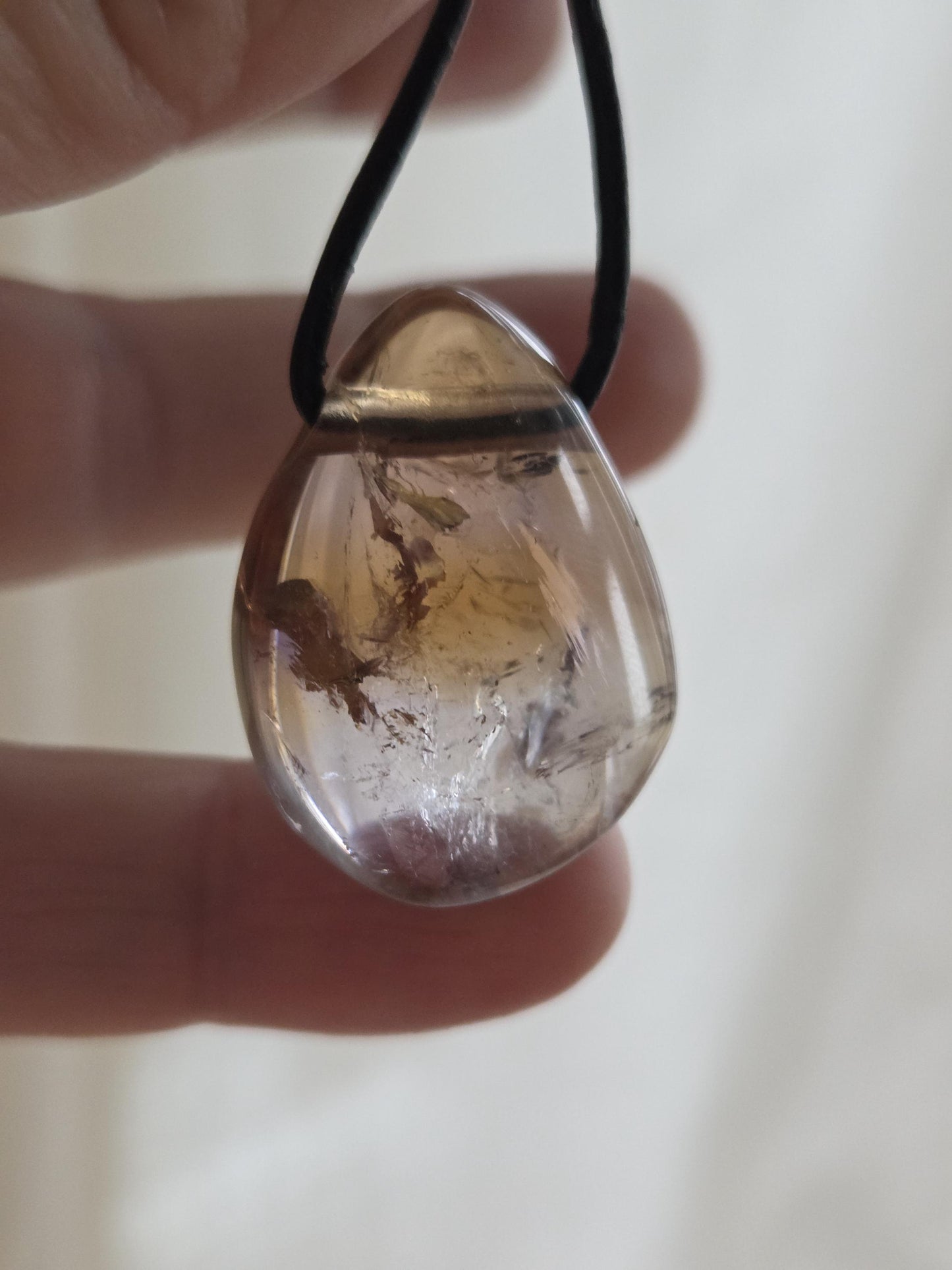 Ametrin Anhänger Amethyst mit Citrin, 30 x 21 x 12 mm, gebohrt, am Lederband, selten geworden!