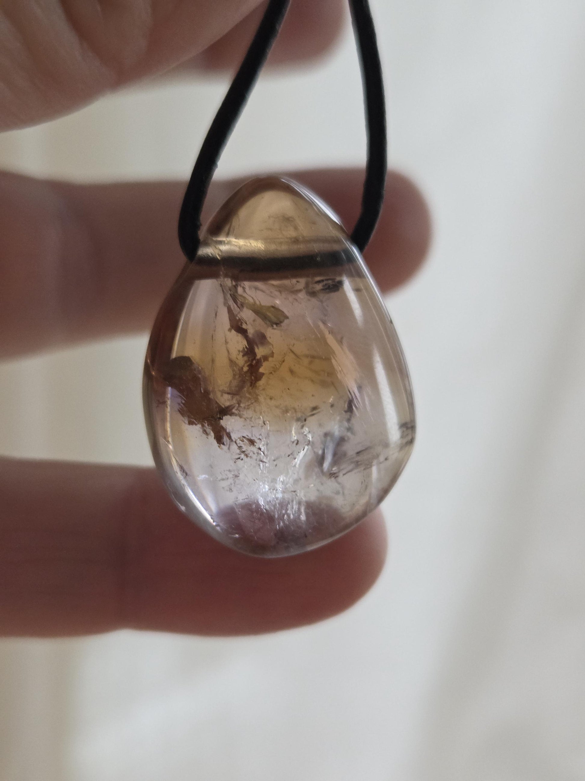 Ametrin Anhänger Amethyst mit Citrin, 30 x 21 x 12 mm, gebohrt, am Lederband, selten geworden!