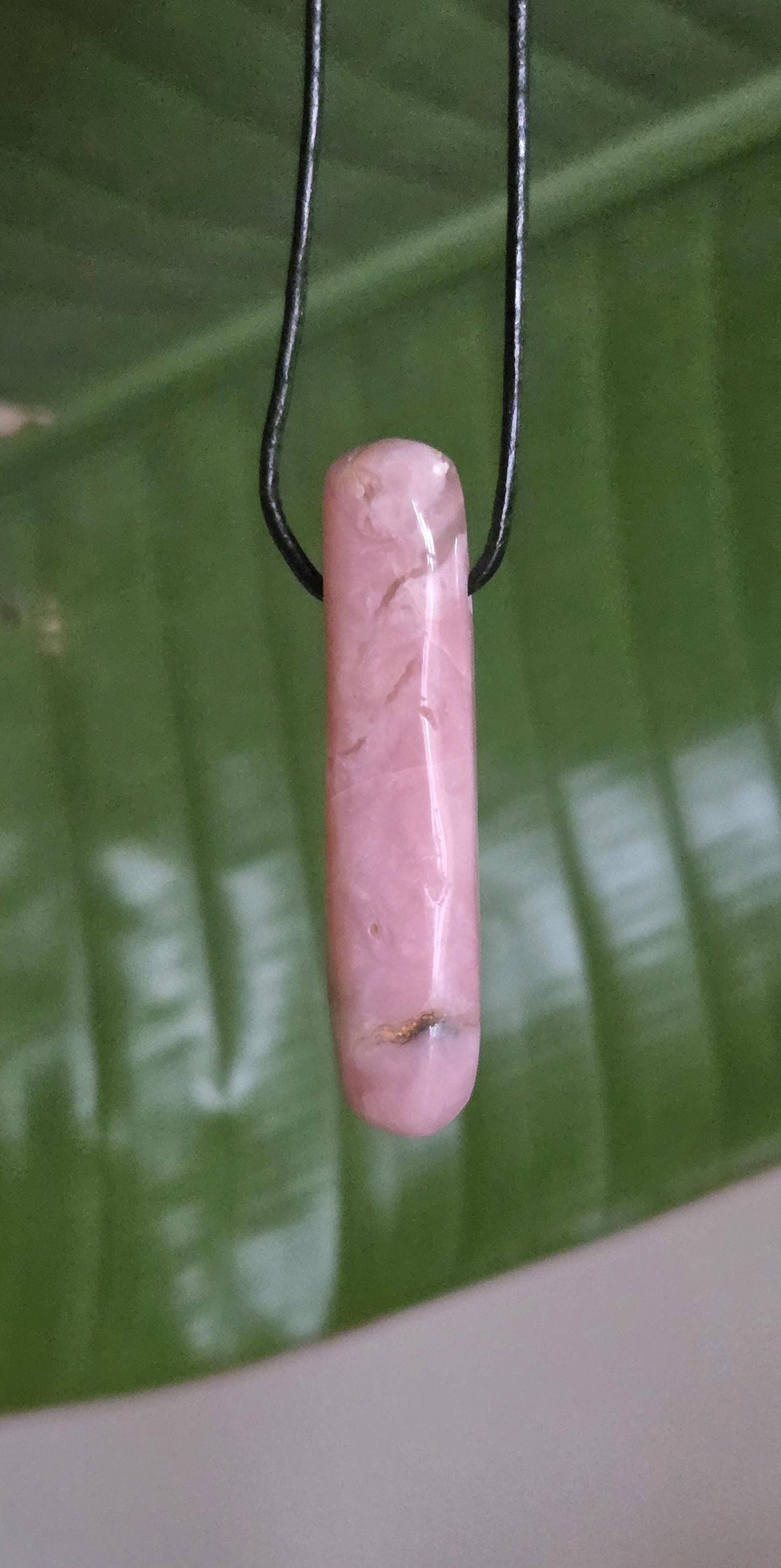 Opal aus Peru rosa Andenopal Anhänger, 53 x 12 x 11 mm, gebohrt, an verstellbarem Lederband, rosa Opal, pink Opal Peru