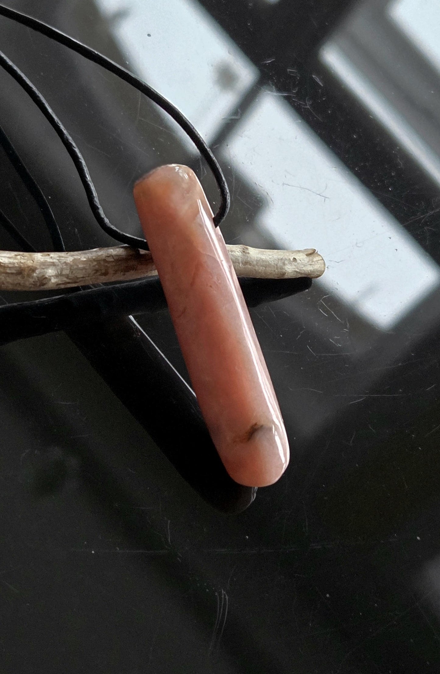 Opal aus Peru rosa Andenopal Anhänger, 53 x 12 x 11 mm, gebohrt, an verstellbarem Lederband, rosa Opal, pink Opal Peru