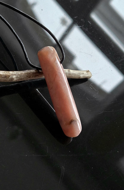 Opal aus Peru rosa Andenopal Anhänger, 53 x 12 x 11 mm, gebohrt, an verstellbarem Lederband, rosa Opal, pink Opal Peru