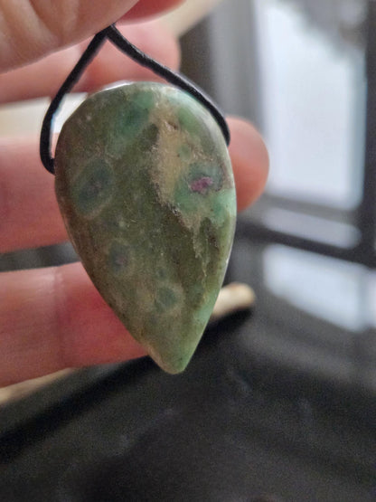 Rubin in Fuchsit Anhänger, tropfenförmig, 38 x 23 x 8 mm, gebohrt, an verstellbarem Lederband