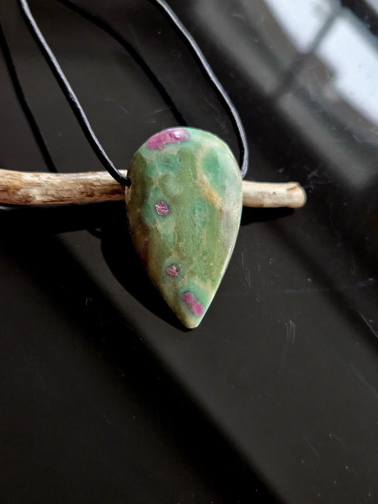 Rubin in Fuchsit Anhänger, tropfenförmig, 38 x 23 x 8 mm, gebohrt, an verstellbarem Lederband