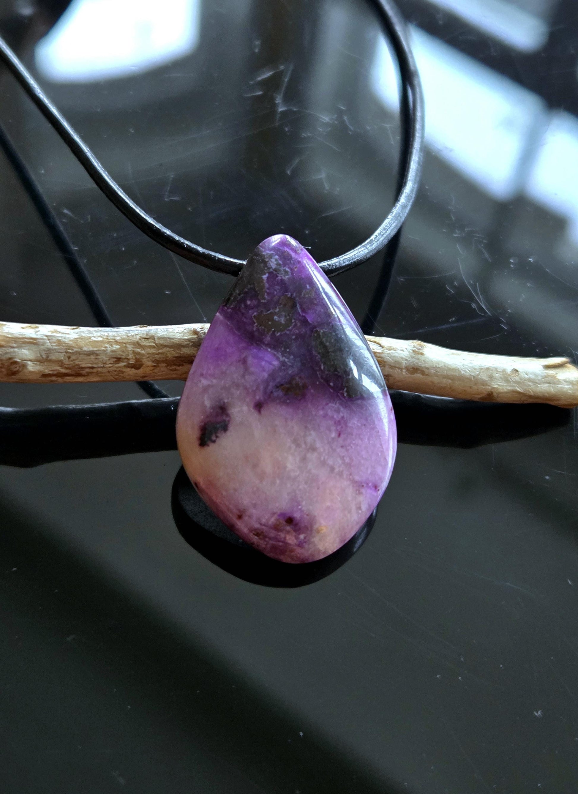 Sugilith Gelsugilith Gel Sugilith Anhänger, 33 x 22 x 5 mm, gebohrt, an verstellbarem Lederband