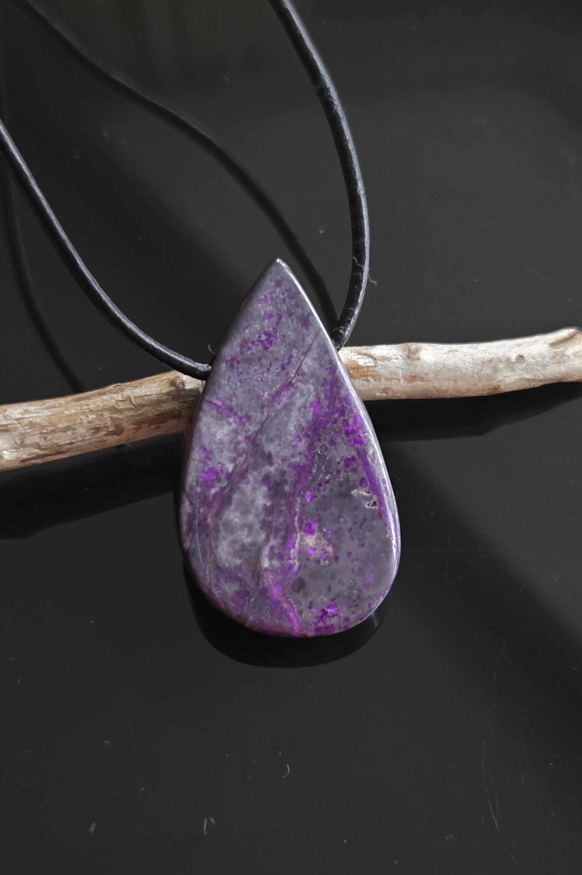 Hübscher Sugilith Anhänger tropfenförmig, 34 x 19 x 6 mm, gebohrt, an verstellbarem Lederband