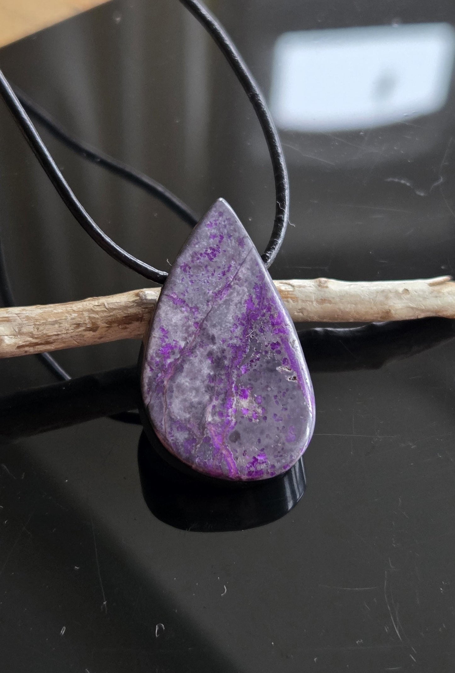 Hübscher Sugilith Anhänger tropfenförmig, 34 x 19 x 6 mm, gebohrt, an verstellbarem Lederband