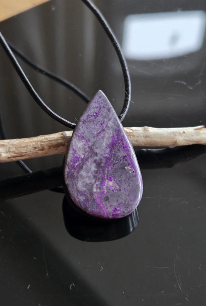 Hübscher Sugilith Anhänger tropfenförmig, 34 x 19 x 6 mm, gebohrt, an verstellbarem Lederband