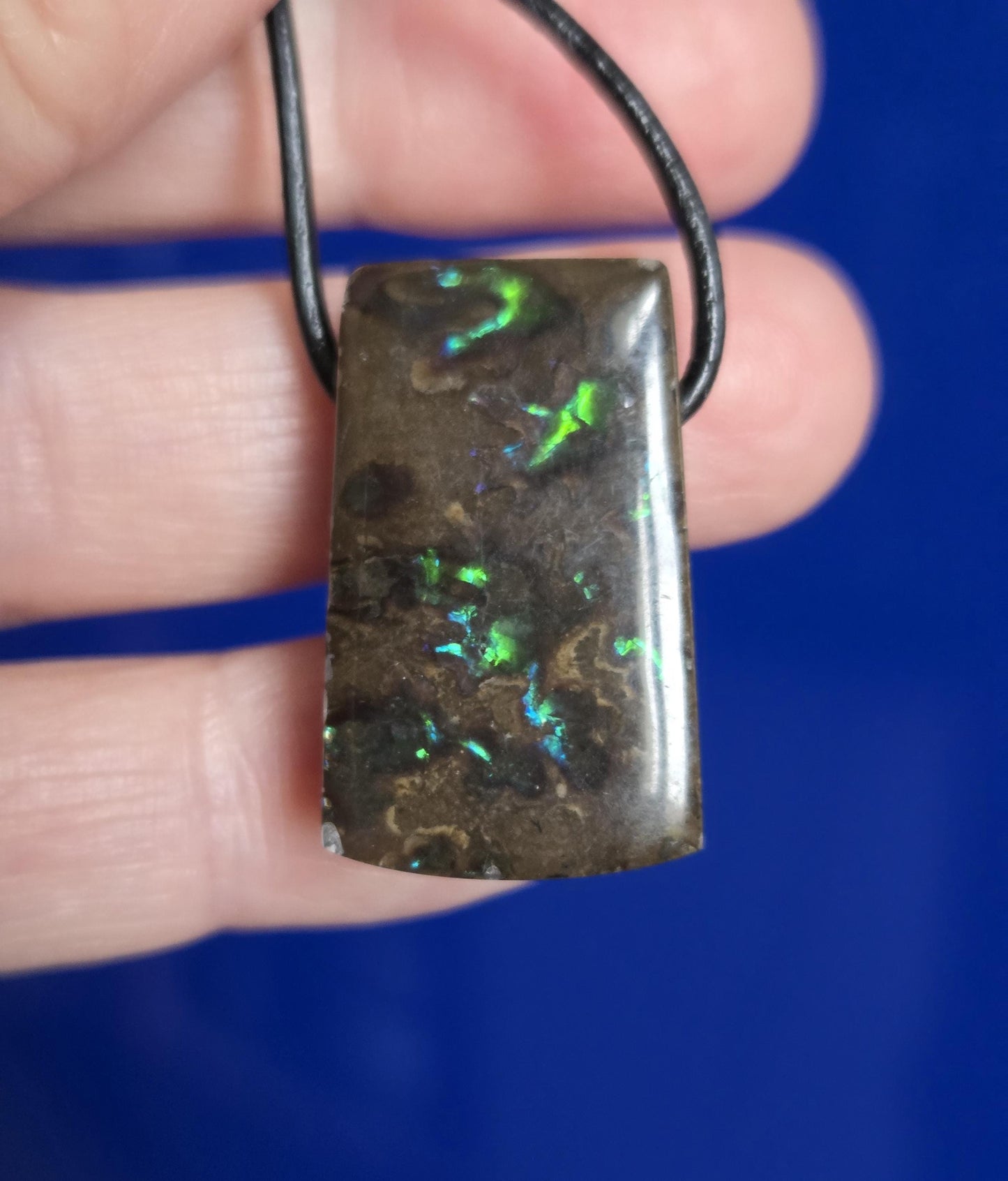 Seltener Ammolith Opal Anhänger blau grün, aus Alberta Kanada, 28 x 17 x 9 mm, gebohrt, an verstellbarem Lederband, Ammolit, Ammonit