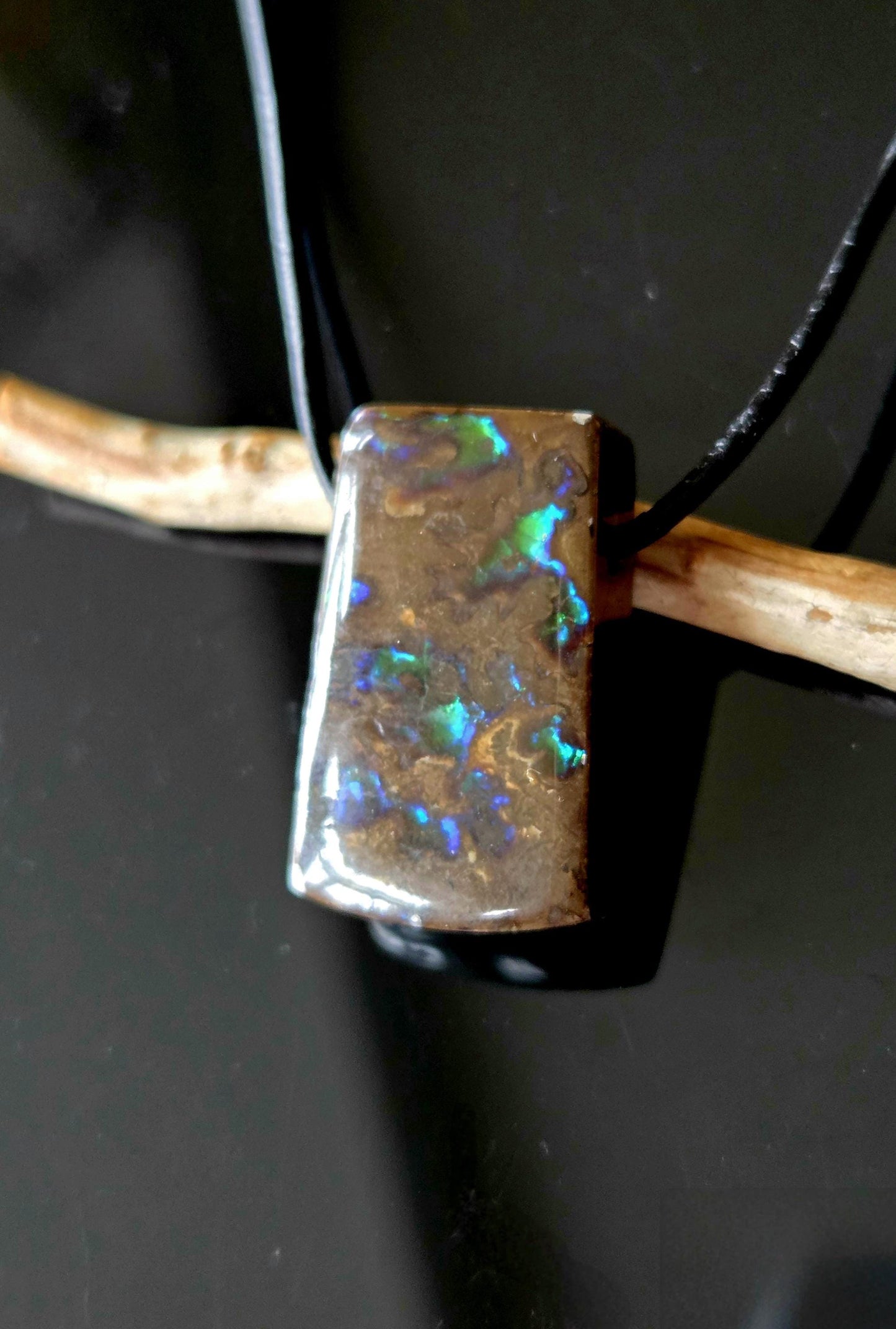 Seltener Ammolit Opal Anhänger blau grün, aus Alberta Kanada, 28 x 17 x 9 mm, gebohrt, an verstellbarem Lederband