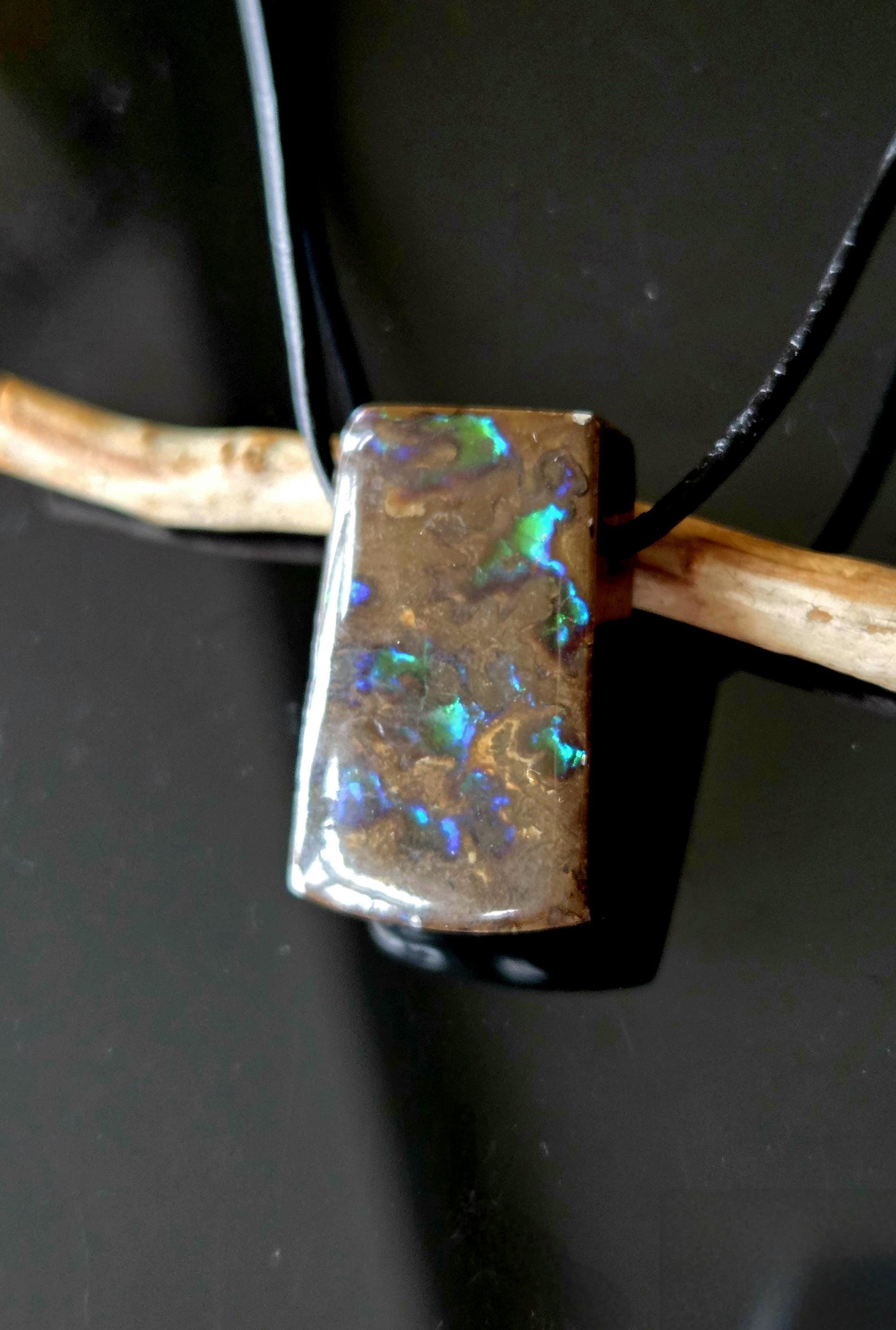 Seltener Ammolit Opal Anhänger blau grün, aus Alberta Kanada, 28 x 17 x 9 mm, gebohrt, an verstellbarem Lederband