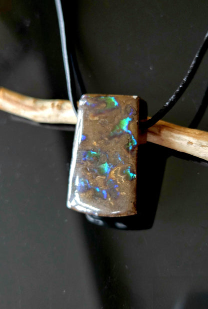 Seltener Ammolit Opal Anhänger blau grün, aus Alberta Kanada, 28 x 17 x 9 mm, gebohrt, an verstellbarem Lederband