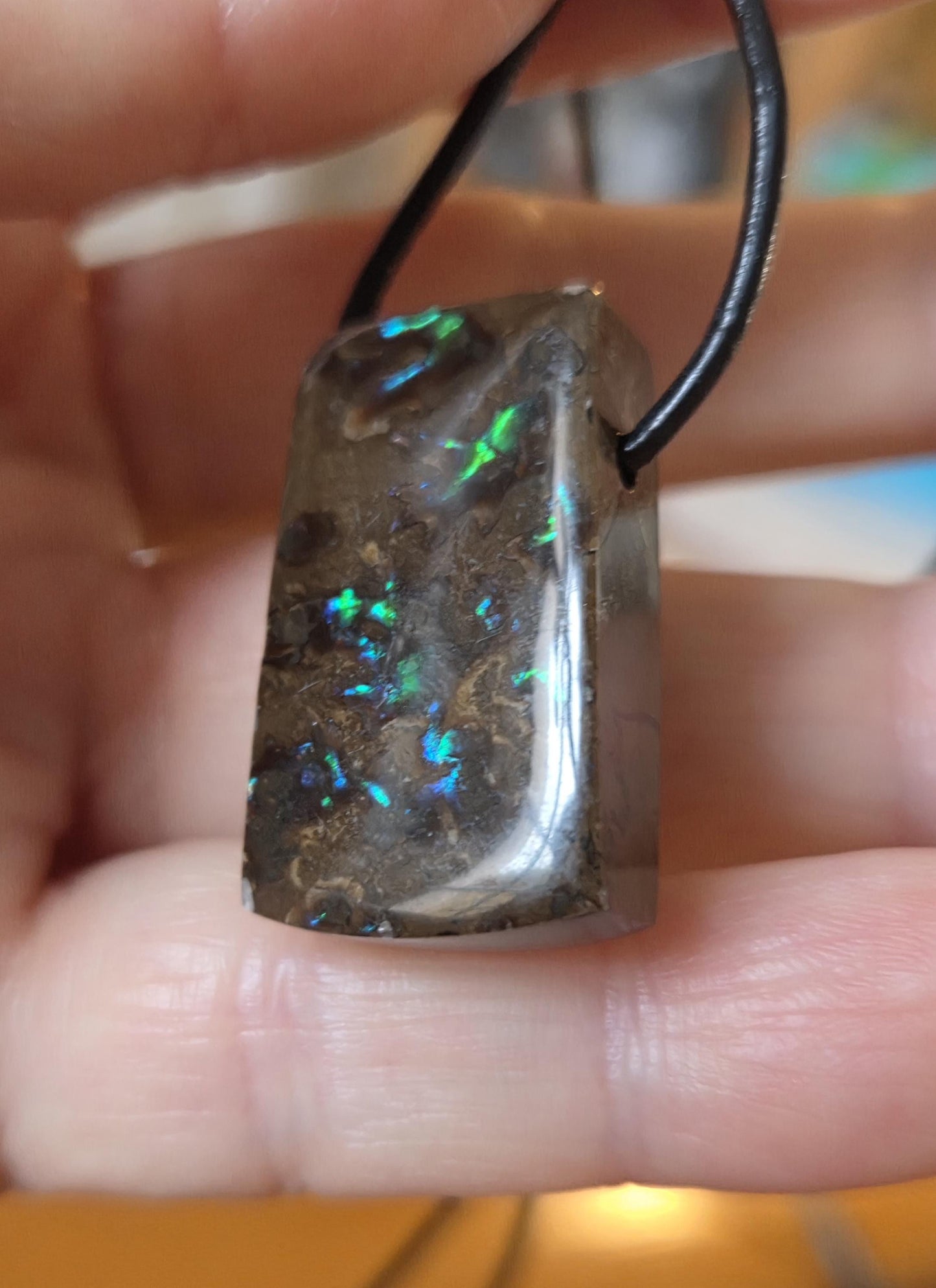 Seltener Ammolith Opal Anhänger blau grün, aus Alberta Kanada, 28 x 17 x 9 mm, gebohrt, an verstellbarem Lederband, Ammolit, Ammonit