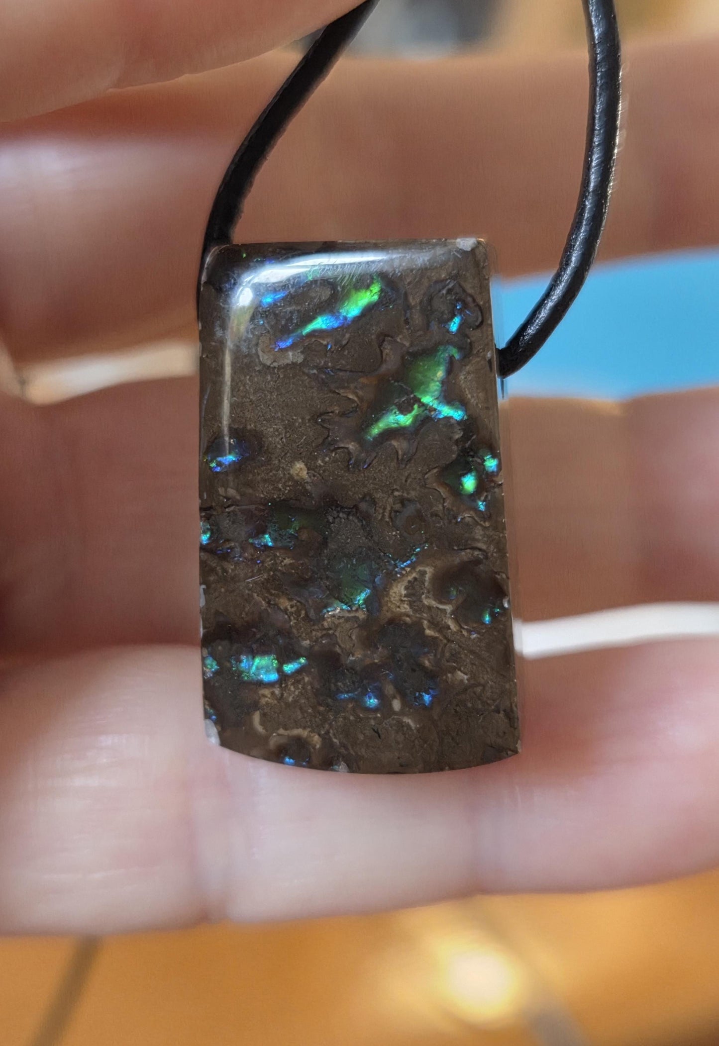 Seltener Ammolith Opal Anhänger blau grün, aus Alberta Kanada, 28 x 17 x 9 mm, gebohrt, an verstellbarem Lederband, Ammolit, Ammonit