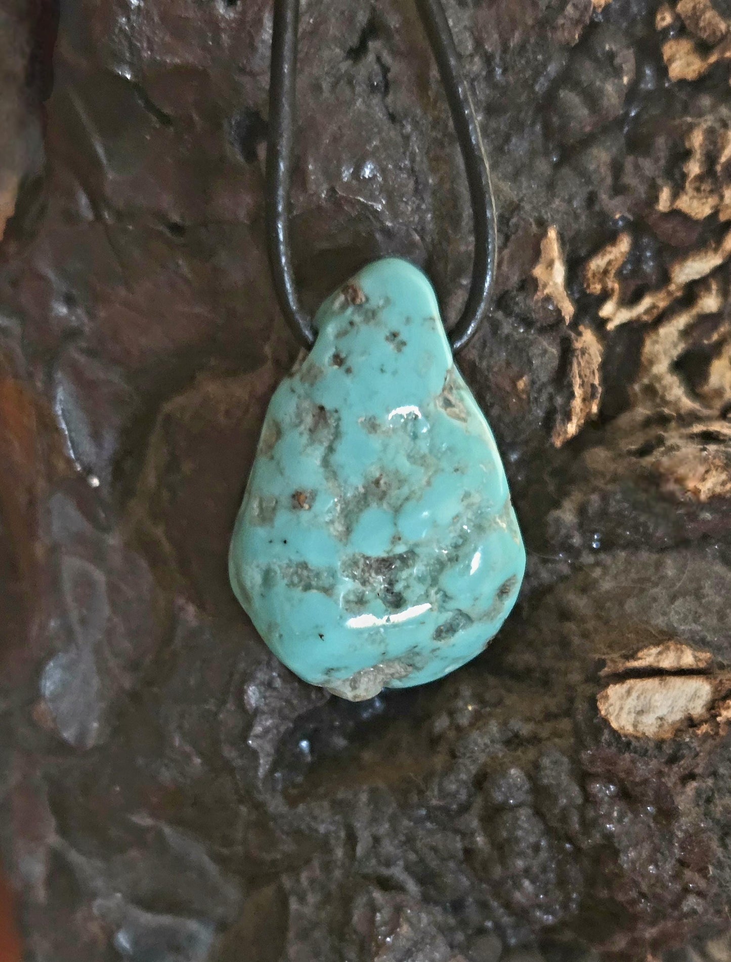 Traumhafter Türkis Anhänger, 33 x 20 x 11 mm, gebohrt, an verstellbarem Lederband