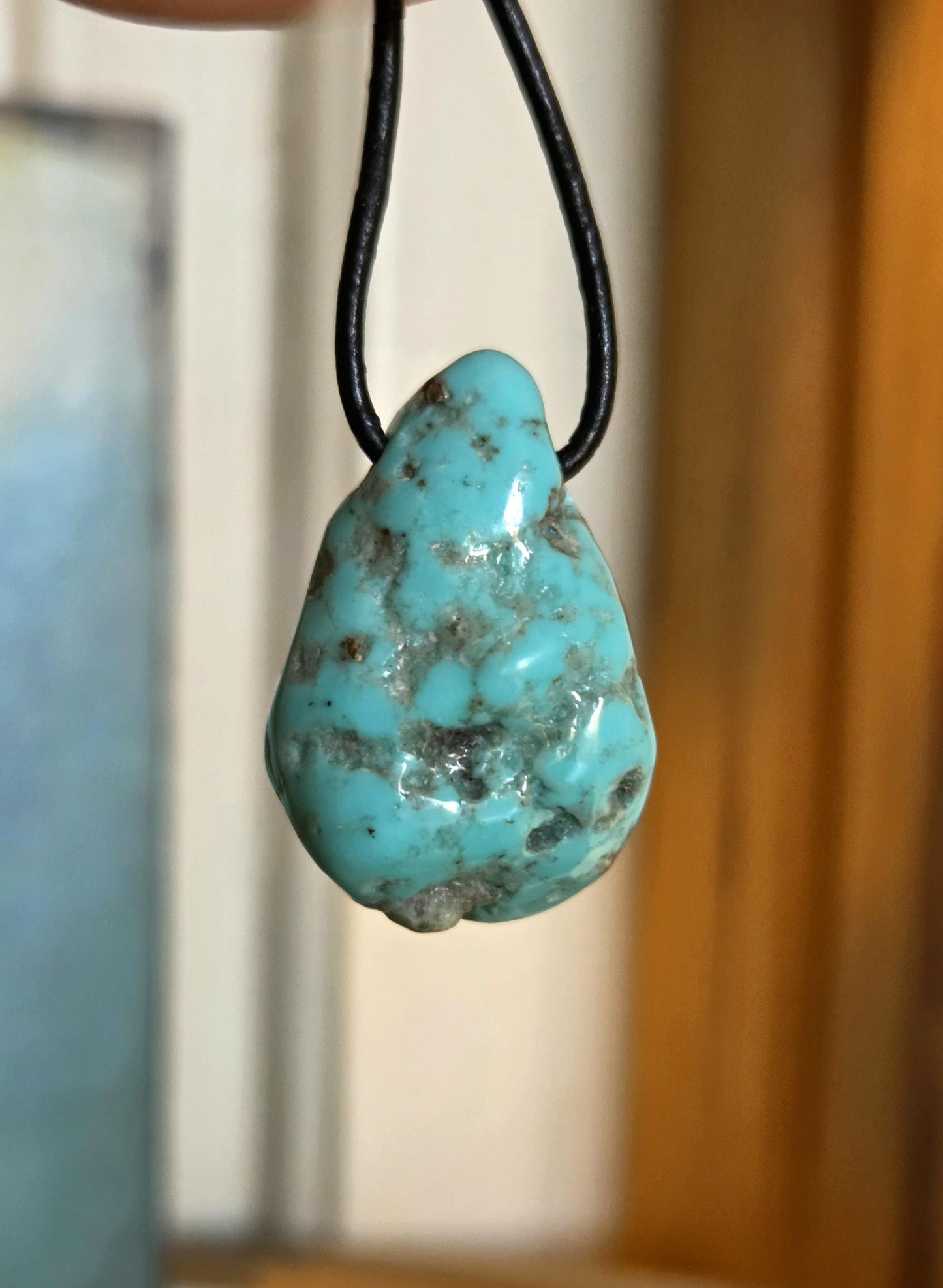 Traumhafter Türkis Anhänger, 33 x 20 x 11 mm, gebohrt, an verstellbarem Lederband