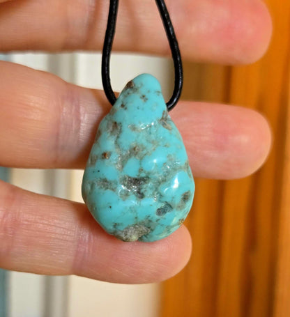 Traumhafter Türkis Anhänger, 33 x 20 x 11 mm, gebohrt, an verstellbarem Lederband