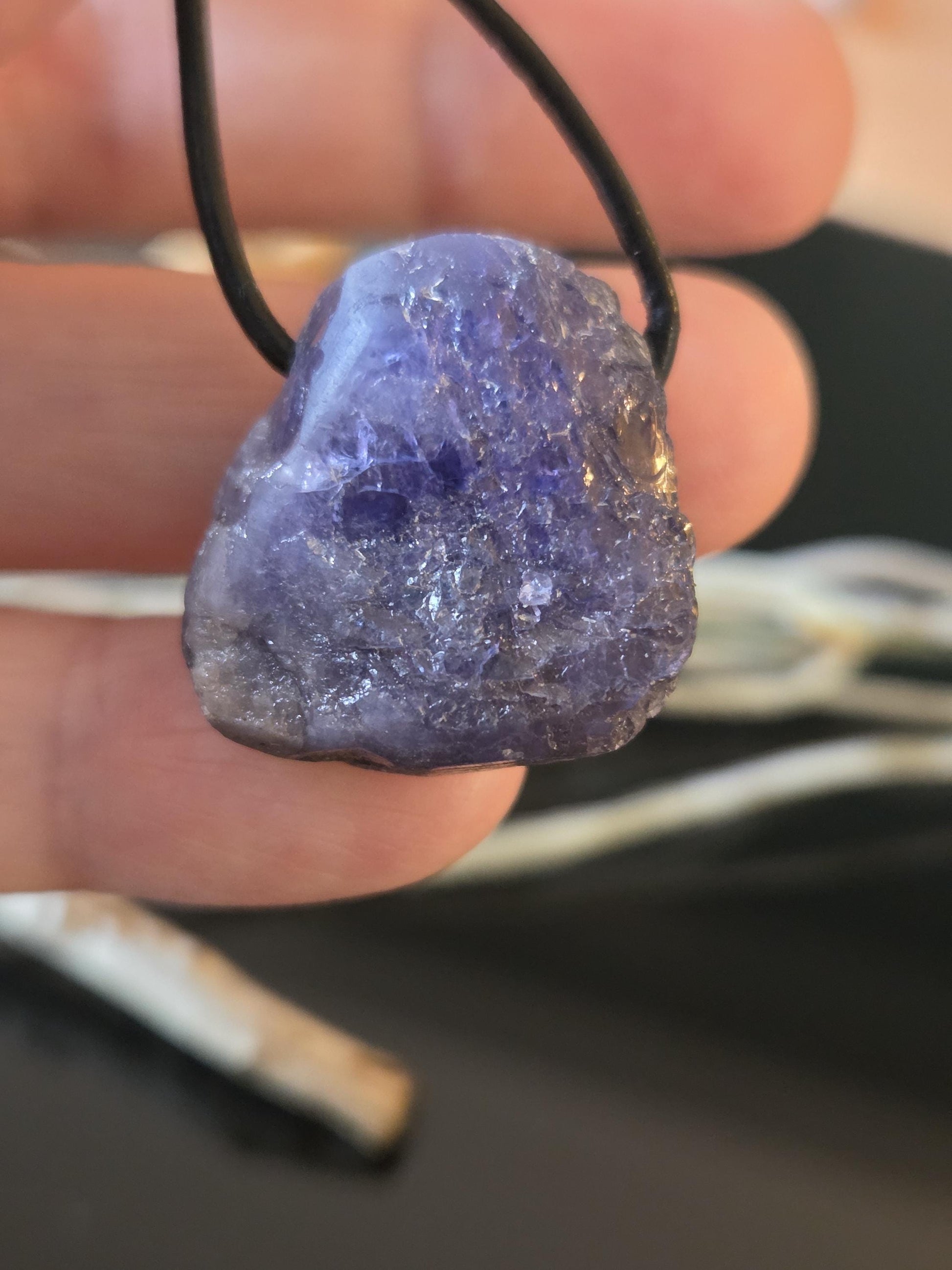 Magischer seltener Tansanit, Tanzanit Rohstein Anhänger Kristall , 23 x 25 x 15 mm, gebohrt an verstellbarem Lederband