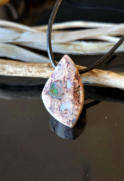 Kleiner mexikanischer Feueropal Anhänger, 25 x 15 x 8 mm, gebohrt, an verstellbarem Lederband, beidseitig tragbar