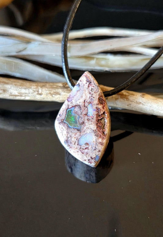 Kleiner mexikanischer Feueropal Anhänger, 25 x 15 x 8 mm, gebohrt, an verstellbarem Lederband, beidseitig tragbar