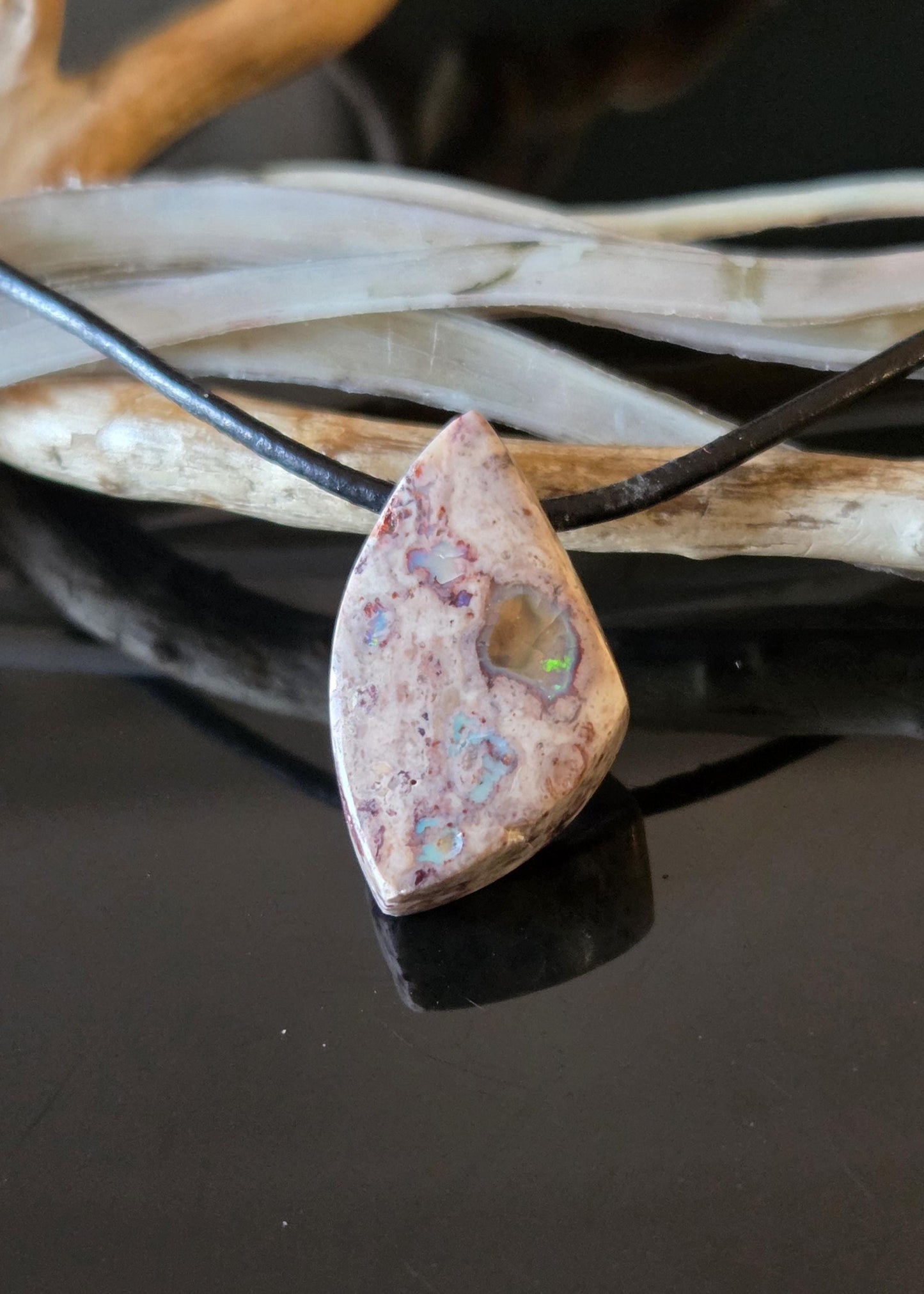 Kleiner mexikanischer Feueropal Anhänger, 25 x 15 x 8 mm, gebohrt, an verstellbarem Lederband, beidseitig tragbar