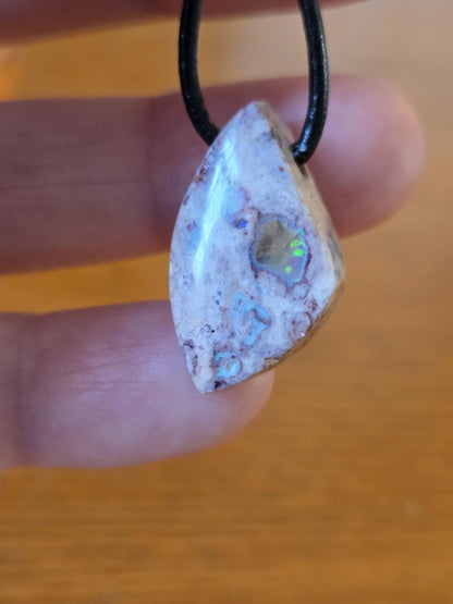 Kleiner mexikanischer Feueropal Anhänger, 25 x 15 x 8 mm, gebohrt, an verstellbarem Lederband, beidseitig tragbar