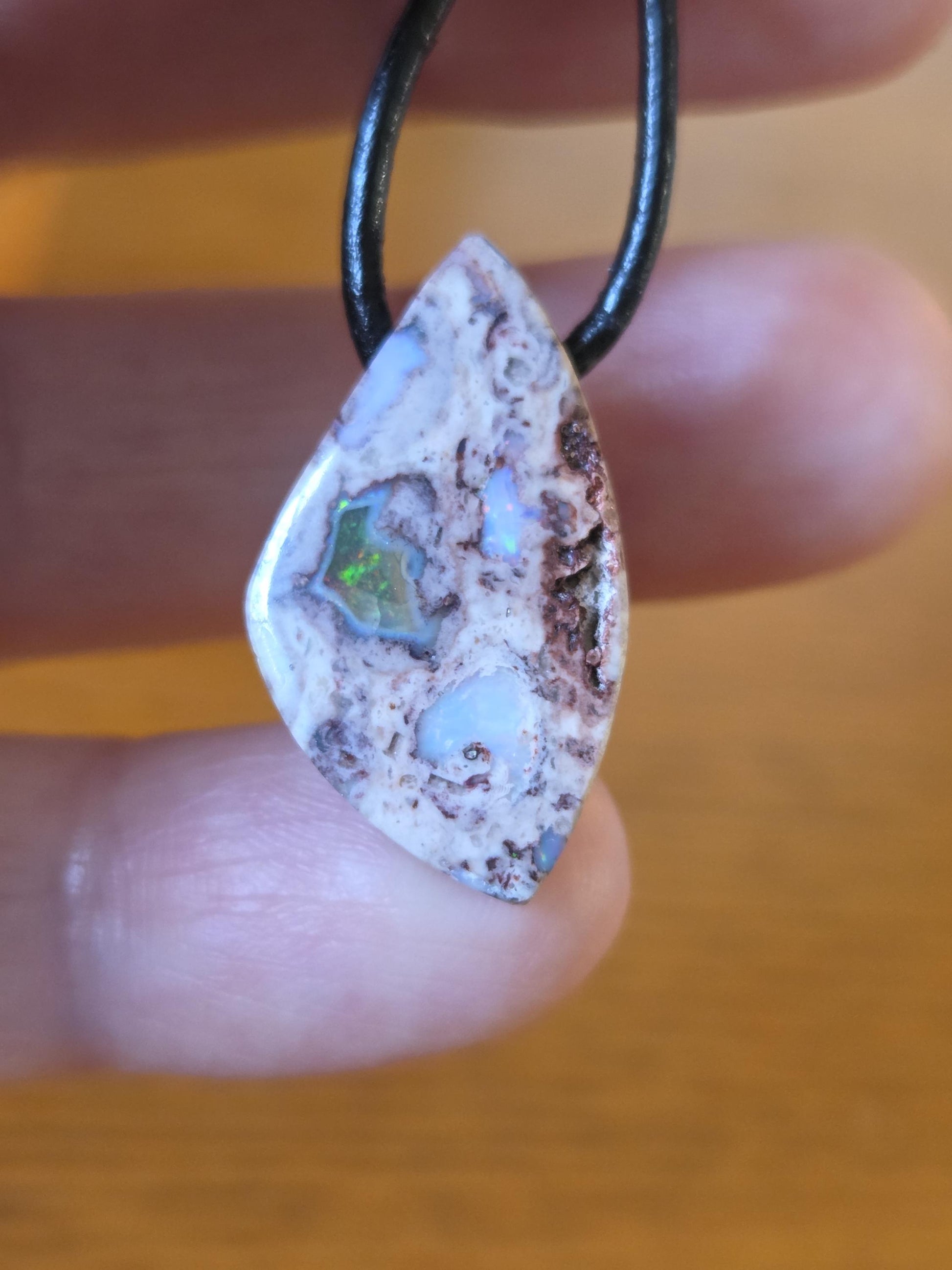 Kleiner mexikanischer Feueropal Anhänger, 25 x 15 x 8 mm, gebohrt, an verstellbarem Lederband, beidseitig tragbar