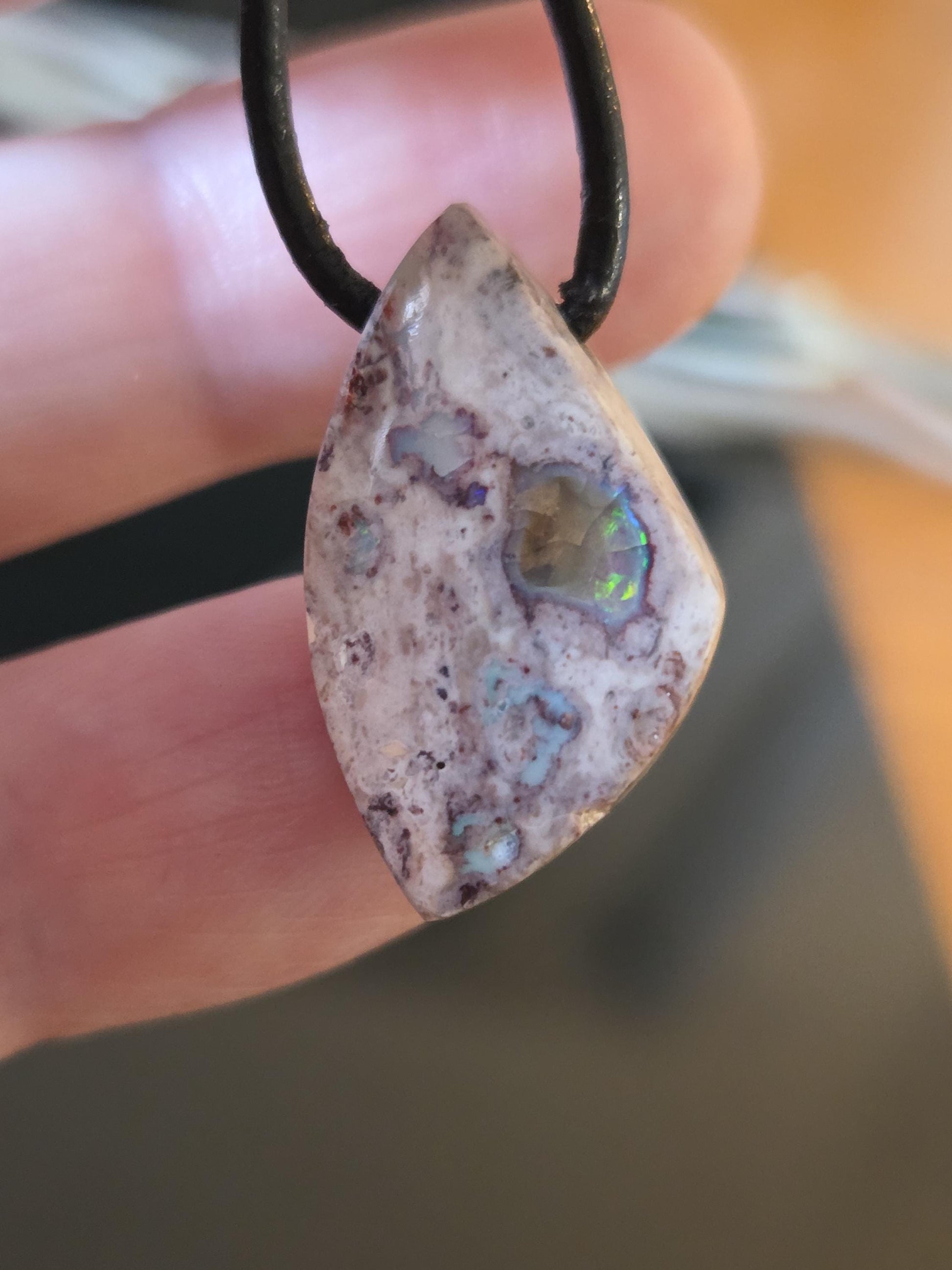 Kleiner mexikanischer Feueropal Anhänger, 25 x 15 x 8 mm, gebohrt, an verstellbarem Lederband, beidseitig tragbar