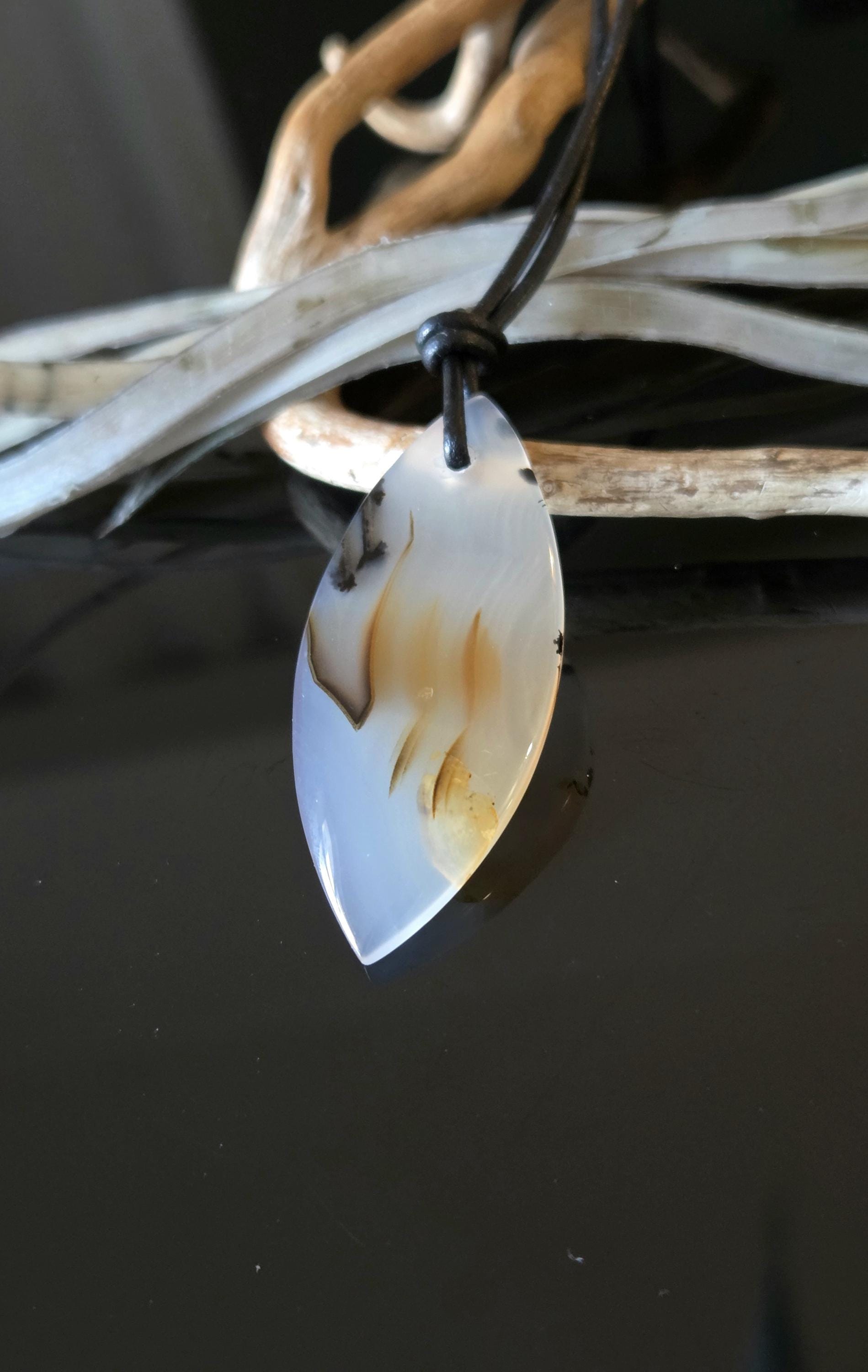 Montana Achat, Anhänger Navette, 49 x 21 x 5 mm, gebohrt, an verstellbarem Lederband